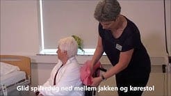 jakke af i koerestol